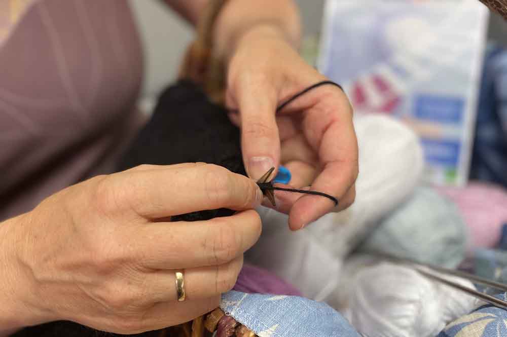 Frau strickt einen Pullover