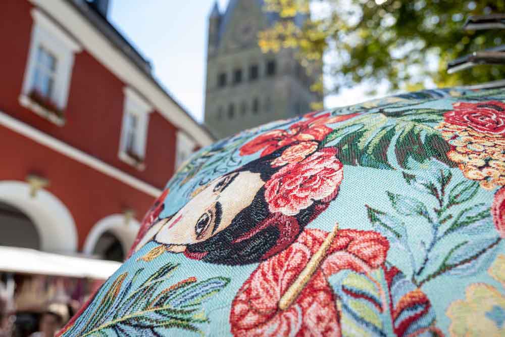 Soff mit Blumen- und Frauenmotiv