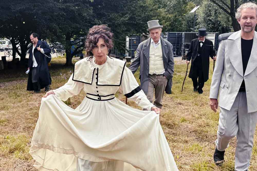 Schriftstellerinnen und Schriftsteller in altertümlichen Kostümen