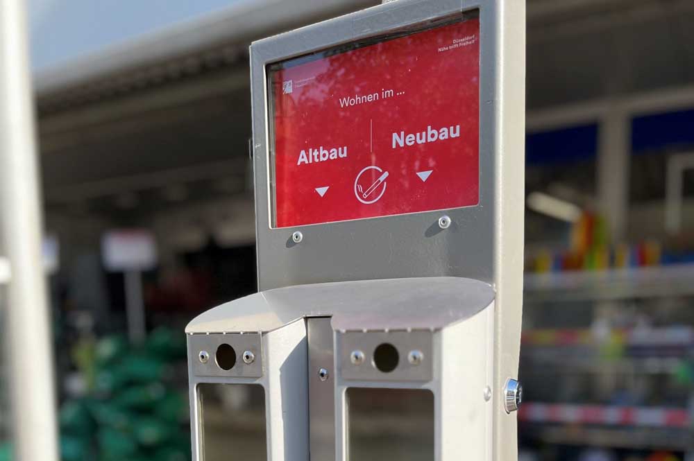 Abstimm-Aschenbecher an der Rheinbahn-Haltestelle "Eller-Mitte-S"