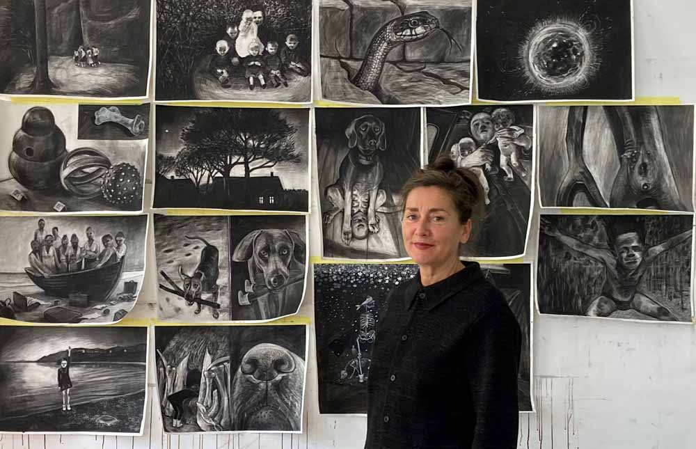 Künstlerin Anke Feuchtenberger vor einigen ihrer Werke