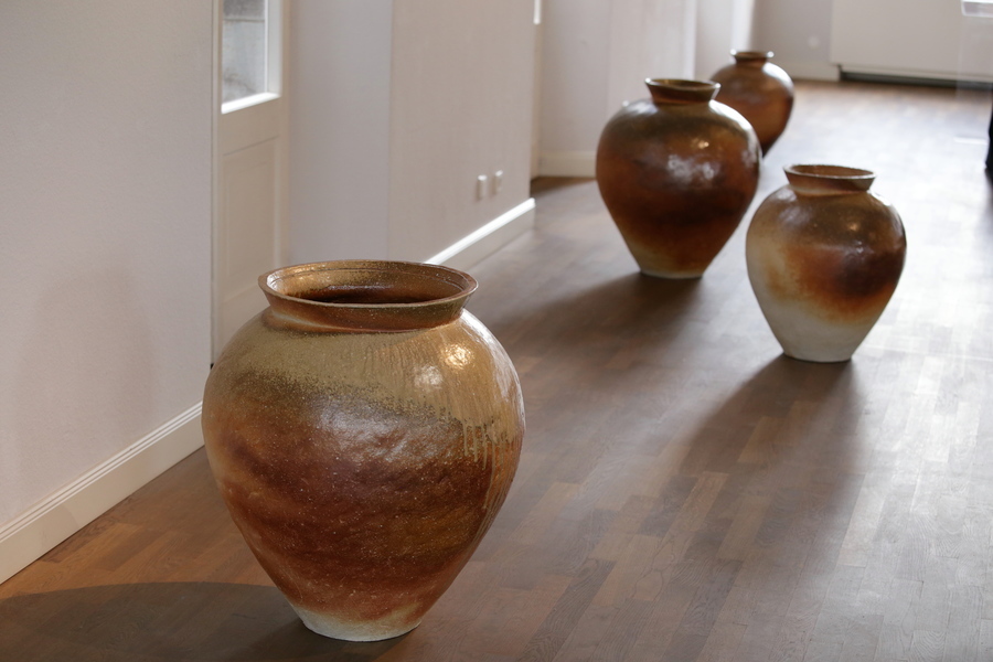 Blick in die Ausstellung: Vorratsgefäße O-kame, gefertigt in wazumi Aufbautechnik