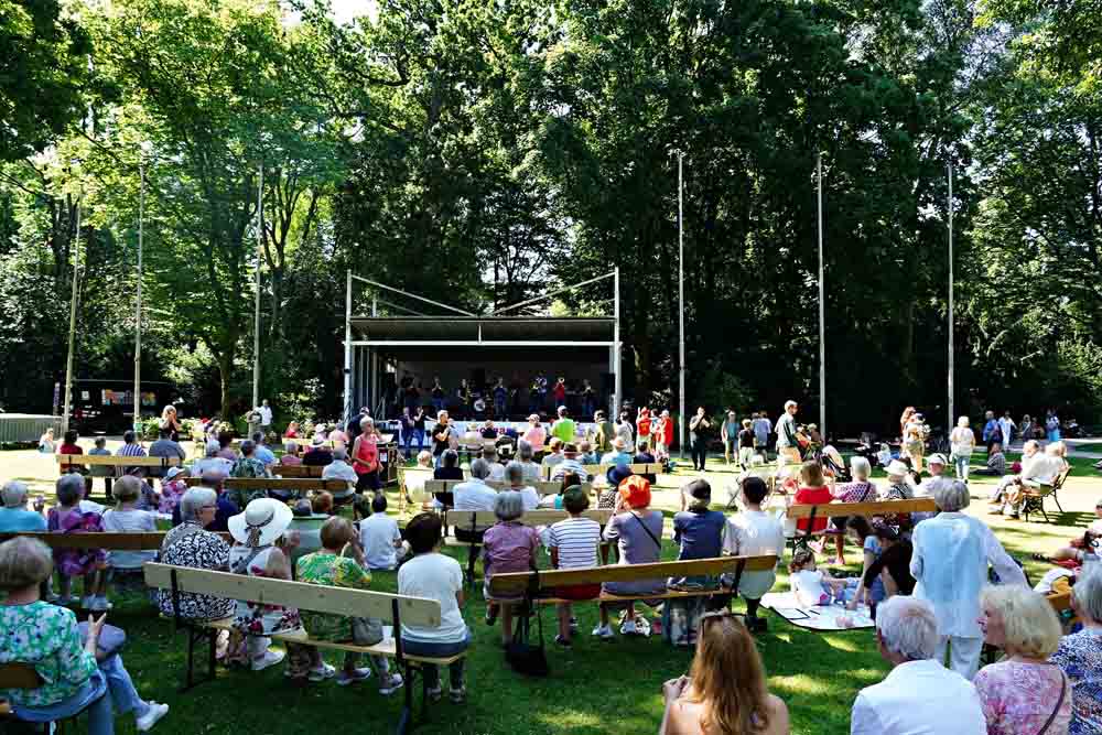 Zuschauer bei einem Hofgartenkonzert