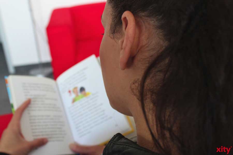 Frau liest in einem Buch