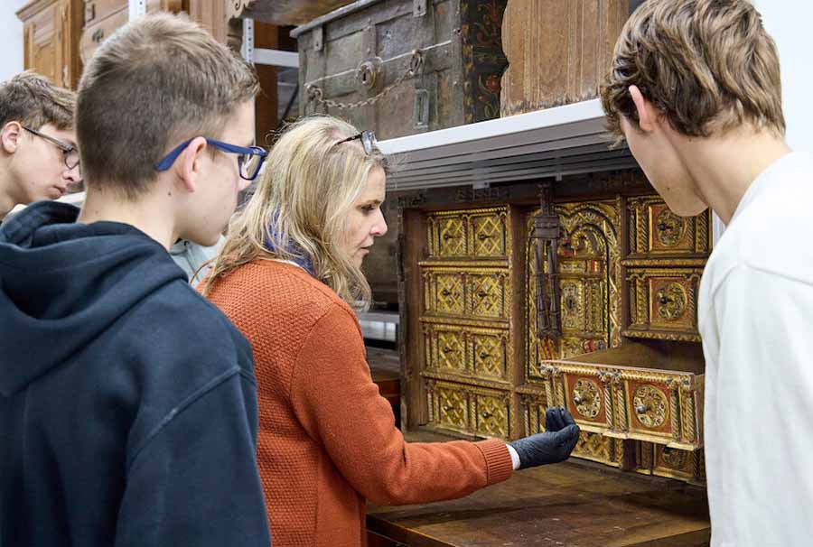 Restauratorin während der Führung