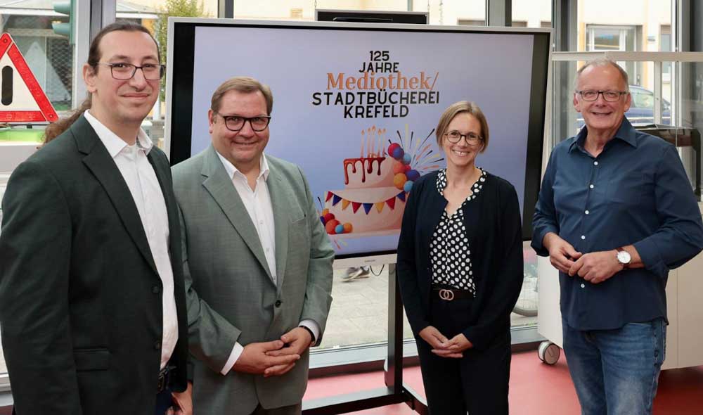 Mediotheksleiter Simon Hoffmann, Oberbürgermeister Frank Meyer, Katharine Leiska, Fachbereichsleiterin Kultur und Kulturbeauftragte, und Peter Lengwenings von den Freunden und Förderern der Mediothek