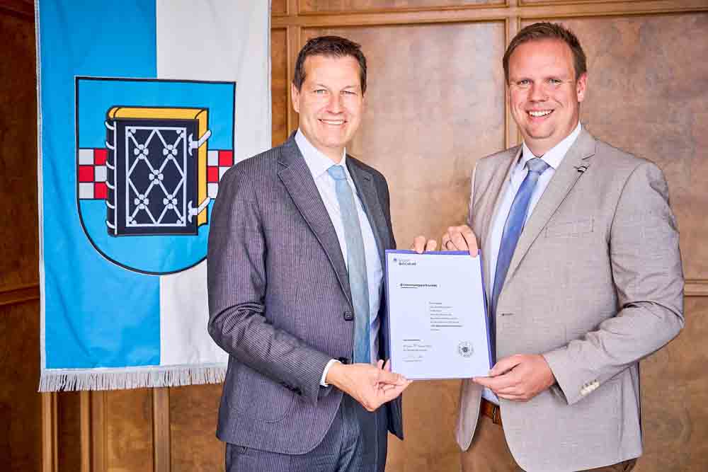 Oberbürgermeister Thomas Eiskirch und Jens Vieting mit der Ernennungsurkunde