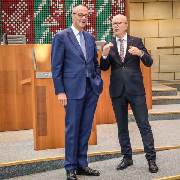 Bundeskanzler Friedrich Merz mit André Kuper, Präsident des Landtags