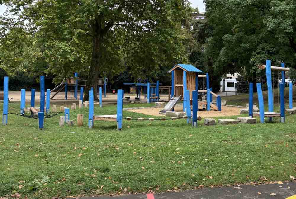 Spielplatz im Hanielpark bietet nun auch den jüngeren Kindern die Möglichkeit, sich auf einer kleineren Rutsche, im Spielhaus oder auf dem Podest mit seinen Sandspielelementen zu vergnügen