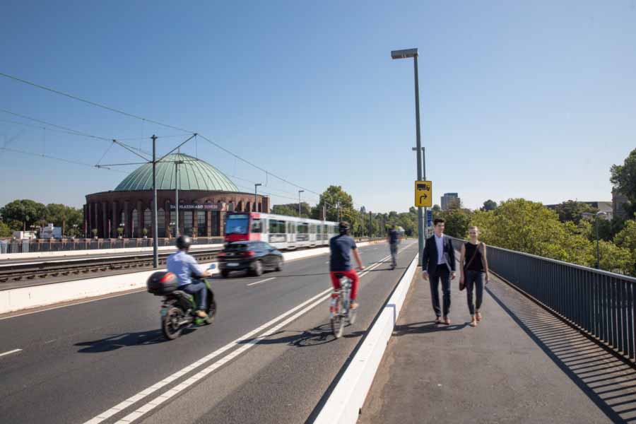 Das Foto zeigt verschiedene Formen der Mobilität auf der Oberkasseler Brücke