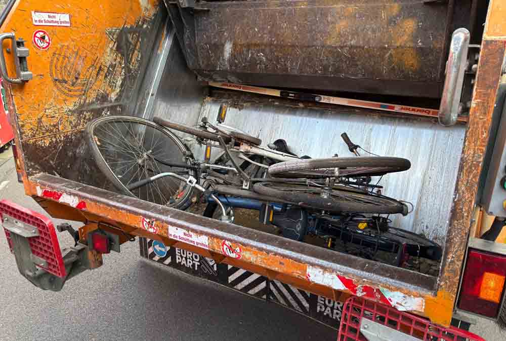Schrotträder liegen im Müllwagen
