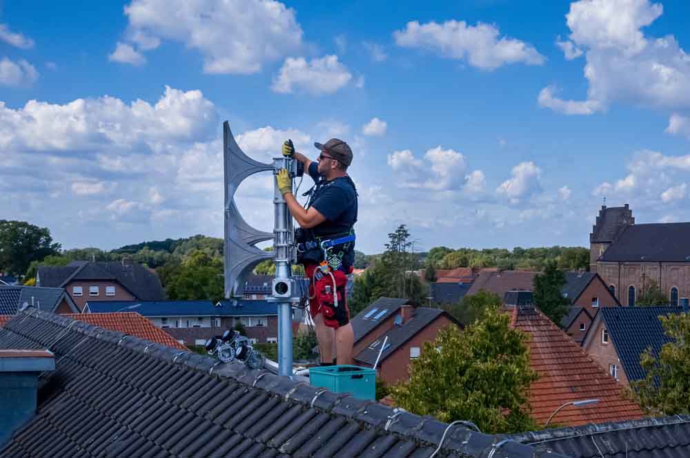 Mann überprüft Sirene