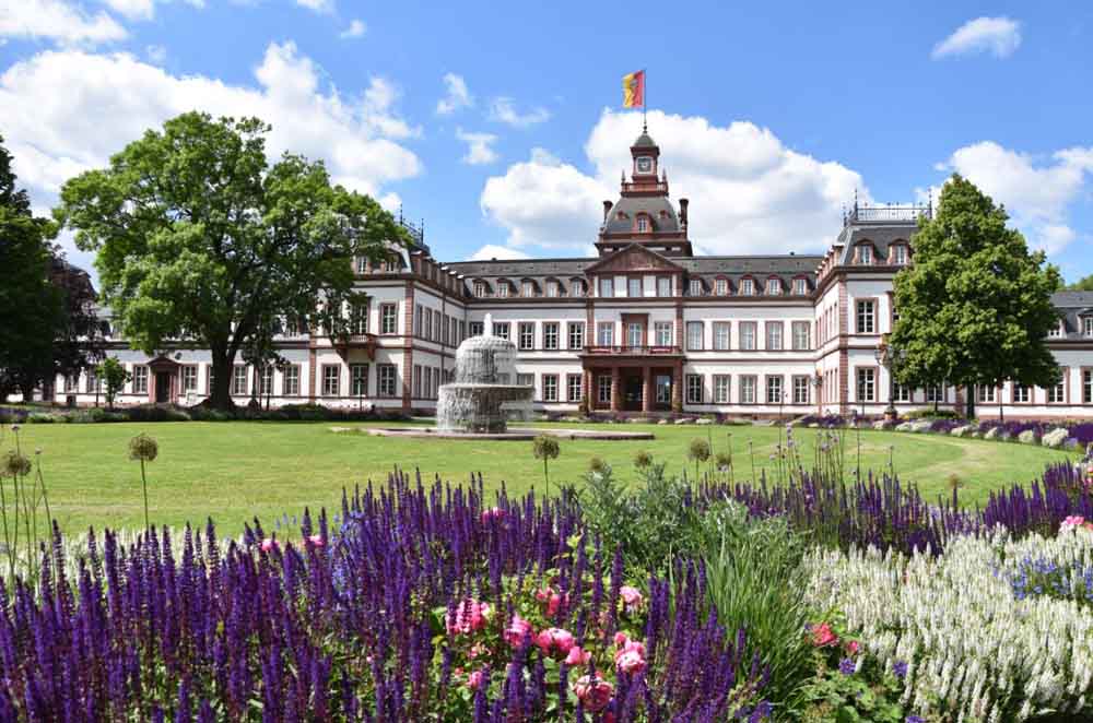 Schloss Philippsruhe mit Blumenrondell