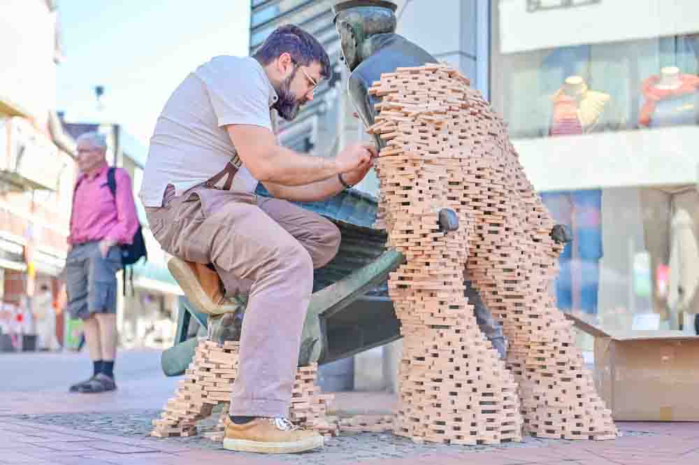 Garvin Dickhof arbeitet an seinem Kunstwerk