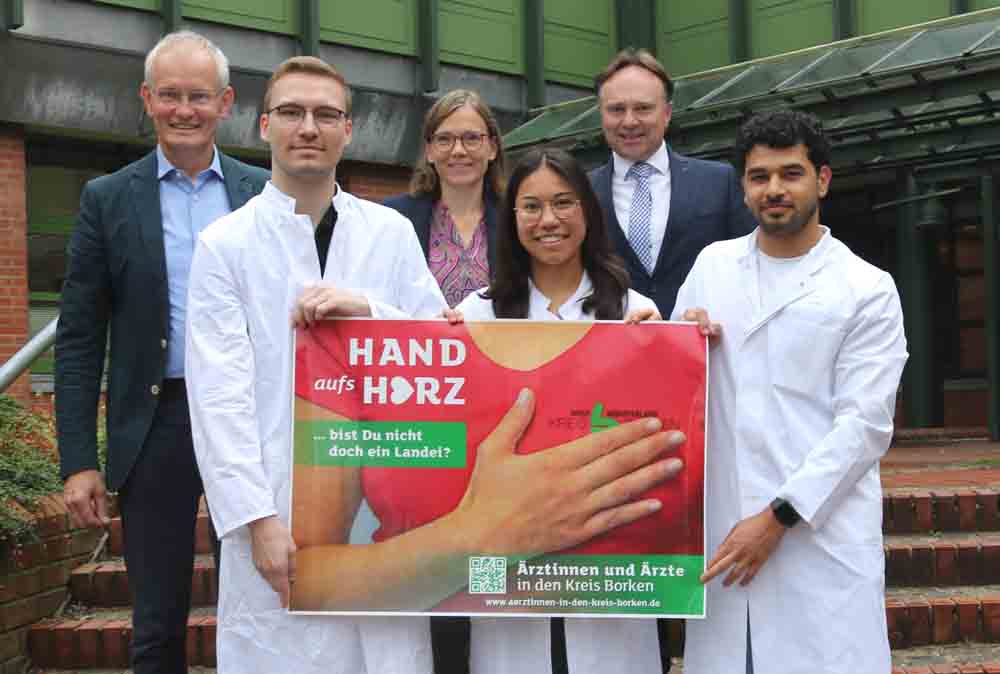 Landrat Dr. Kai Zwicker, Kreisdirektor Dr. Ansgar Hörster und Dr. Katrin Waurick, ärztliche Leiterin des Fachbereiches Gesundheit des Kreises Borken (2. Reihe, Mitte), begrüßten die Medizinstudierenden Joel Kaldenhoff, Sophie Grimm und Amin Khateeb zum Praxismonat