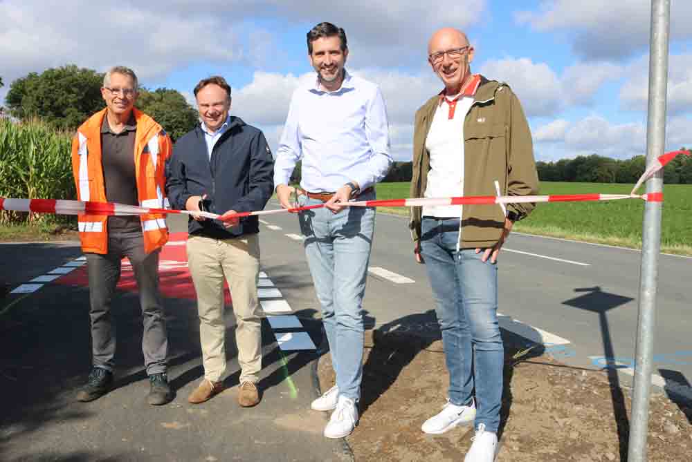 Landrat Dr. Kai Zwicker mit Dr. Patrick Voßkamp, Bürgermeister der Gemeinde Heiden, Christian Abbing, Leiter der Fachabteilung Straßenbau und Verkehrsplanung des Kreises Borken und Rainer Hilgenberg, zuständiger Mitarbeiter in der Fachabteilung Straßenbau und Verkehrsplanung