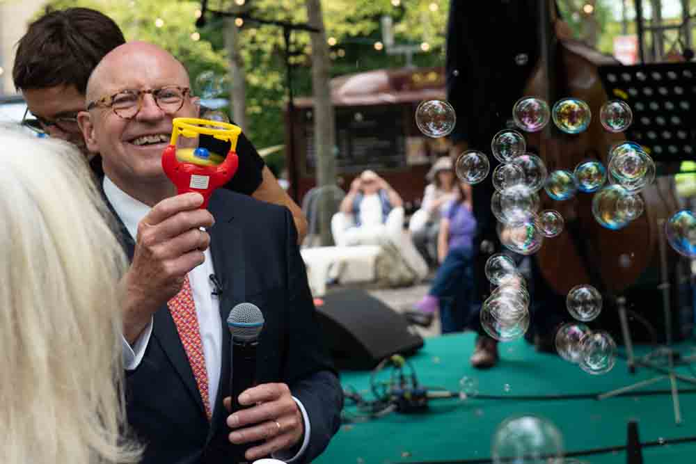 Seifenblasen zum Start: Oberbürgermeister Markus Lewe hat den „Schauraum" eröffnet