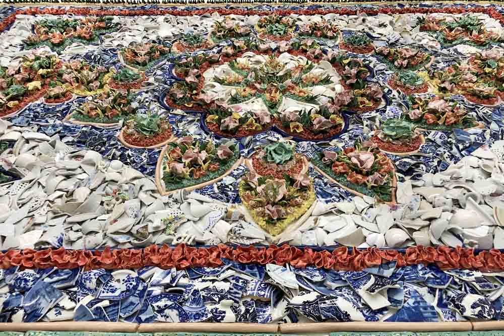 Playing by heart, glasierte Keramik, Porzellanschreben, 300 x 200 cm