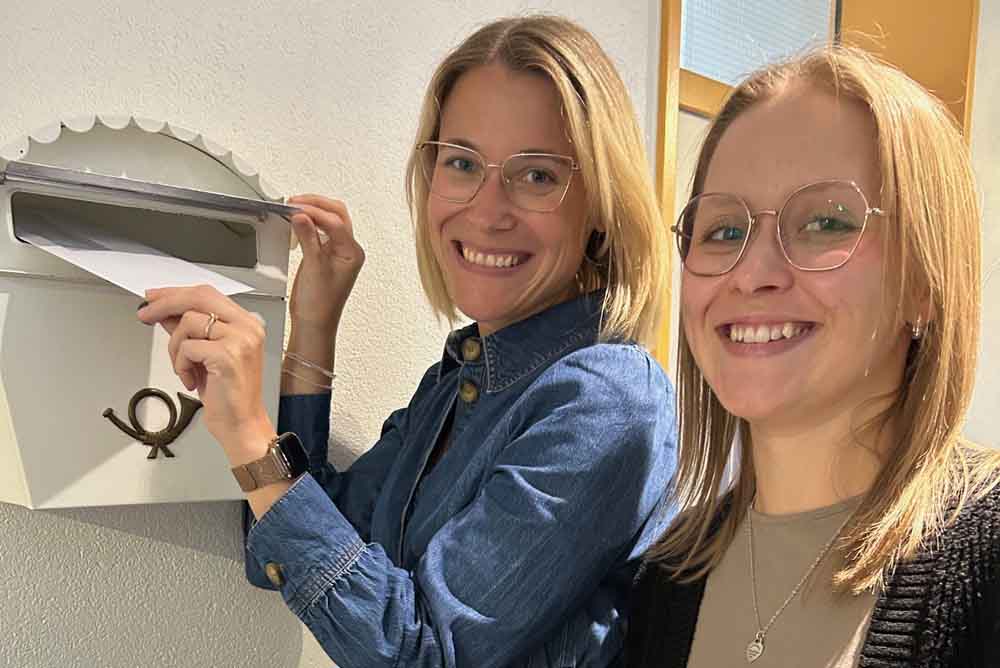 Frauen liefern Briefe aus