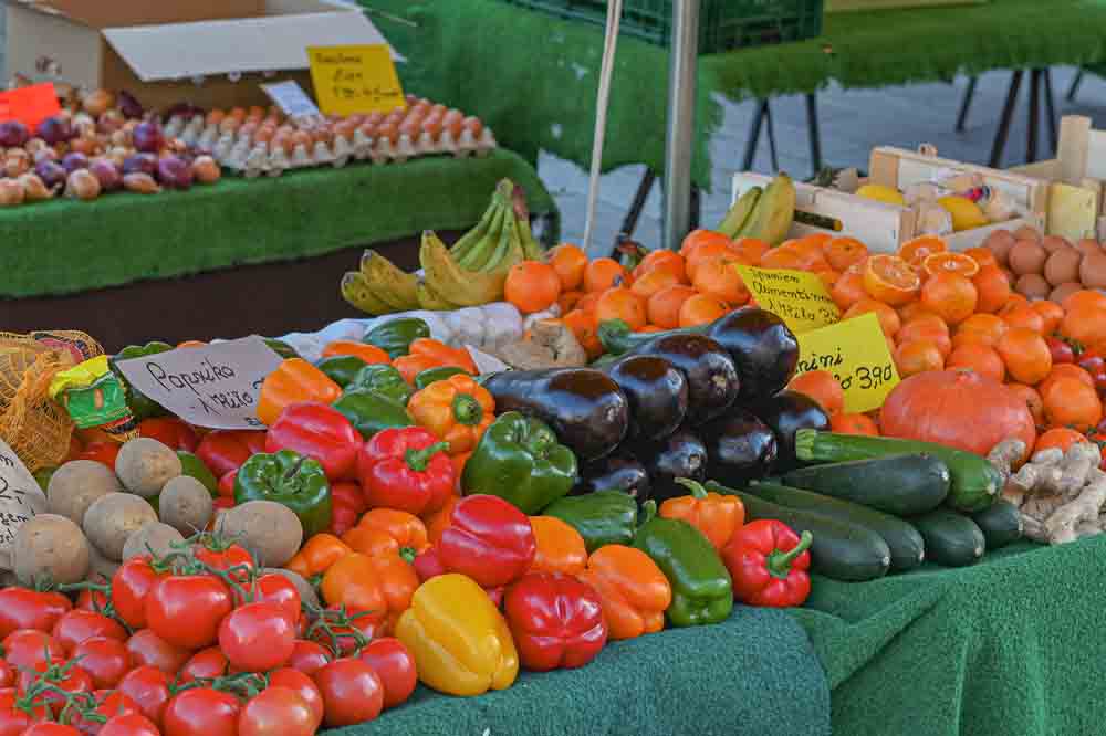 Wochenmarkt Stand mit Obst und Gemüse