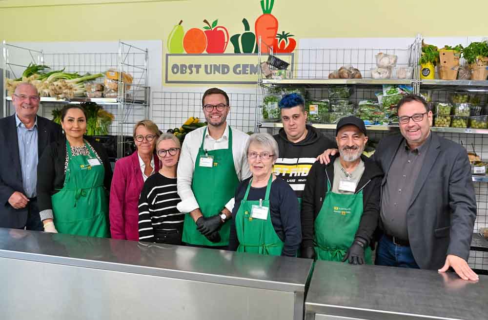 Hanaus Bürgermeister Dr. Maximilian Bieri mit dem Team der Hanauer Tafel rund um Geschäftsführer Jörg Mair, dem 1. Vorsitzenden Wolfgang Frisch und den Leiterinnen Anette Geier-Neugebauer und Gordana Herzberger-Kapetanic