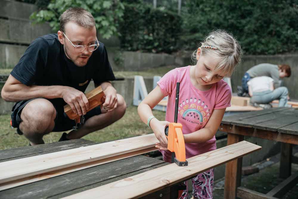 Kinder bauen Möbel aus Holz