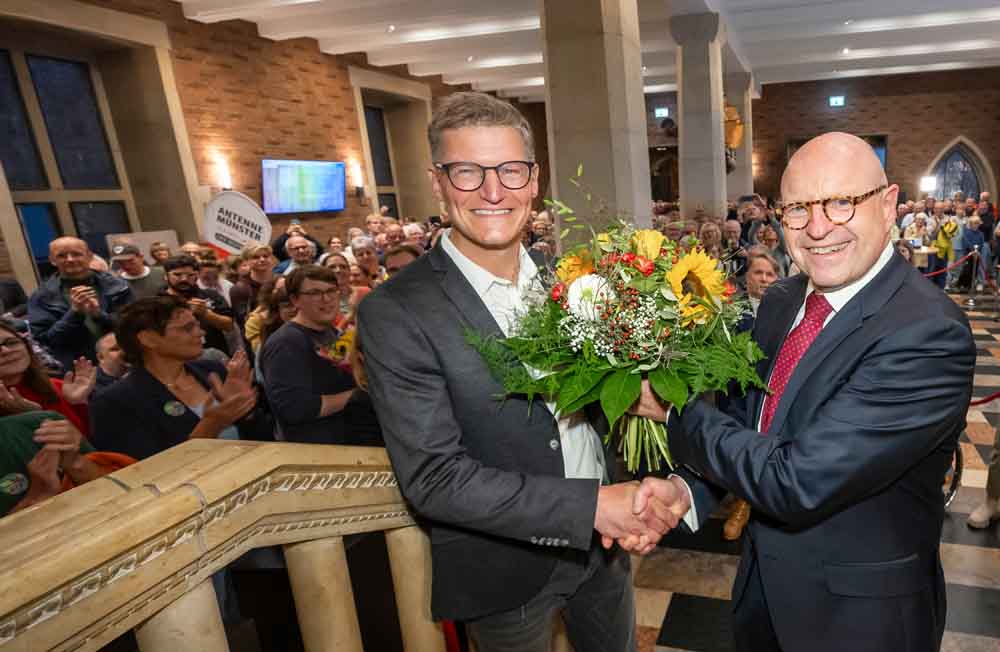 Oberbürgermeister Markus Lewe gratulierte seinem Nachfolger Tilman Fuchs in der Bürgerhalle des Rathauses zum Wahlsieg