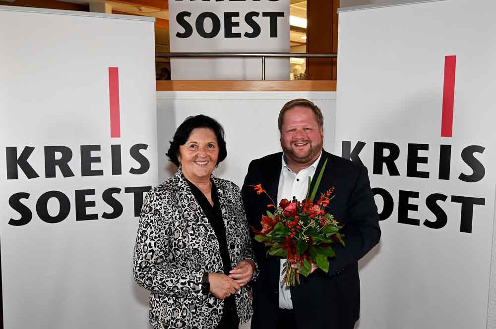 Landrätin Eva Irrgang gratuliert Heinrich Frieling (CDU) zum Wahlerfolg