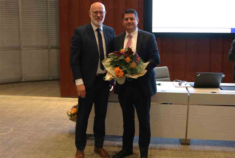 Kreisdirektor Ingo Schabrich gratuliert Bennet Gielen zur gewonnen Landratswahl