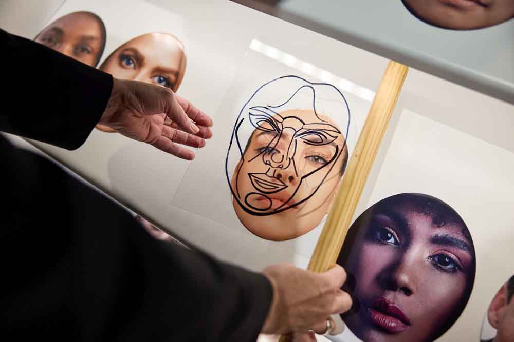 Blick in die Ausstellung "Behind Beauty"