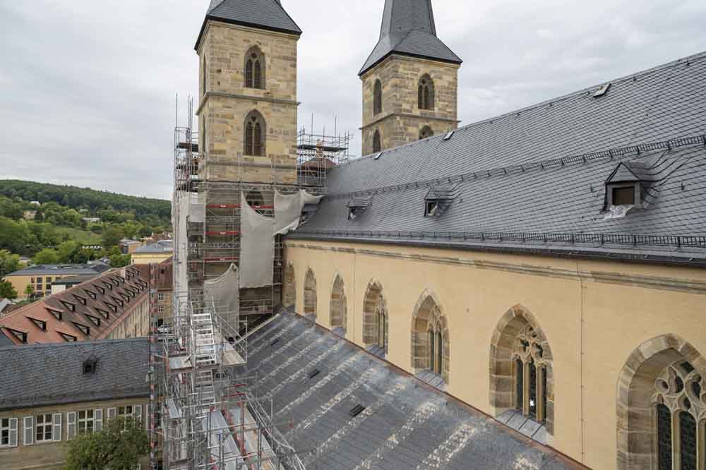 Abbauarbeiten am Gerüst von St. Michael
