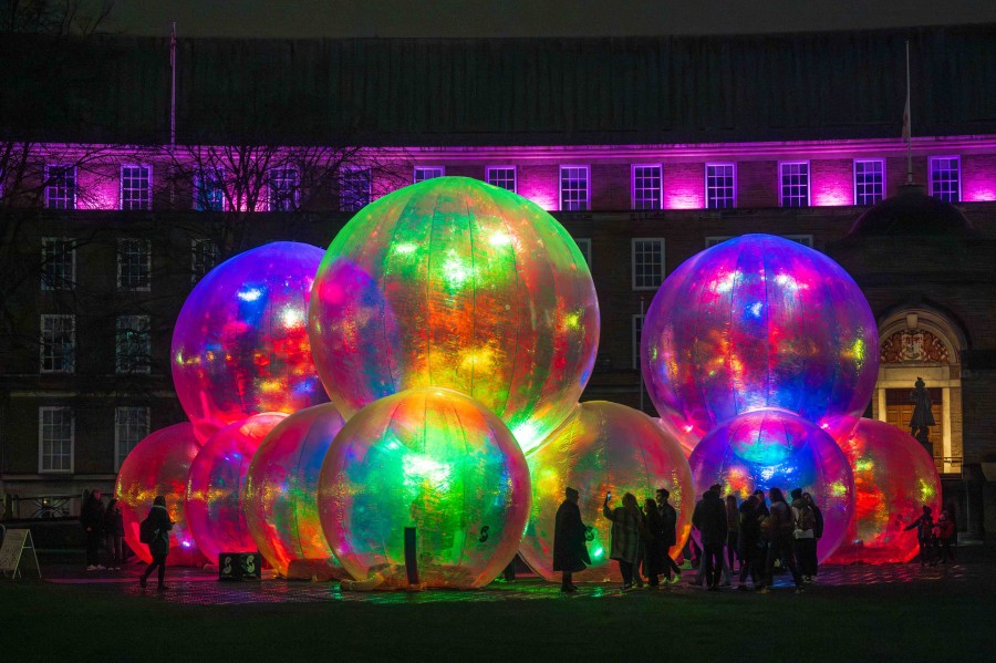 Die schillernden Seifenblasen der Installation "Evanescent"