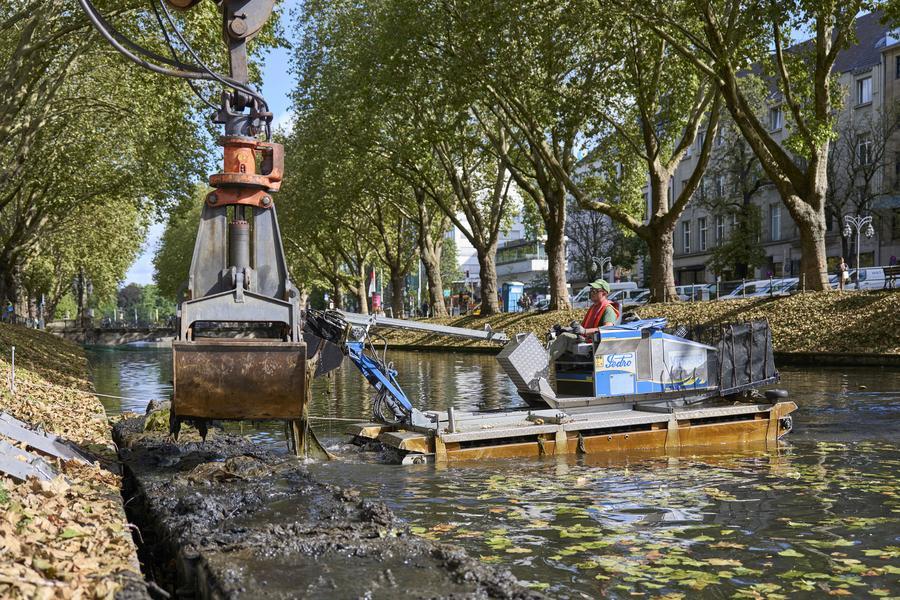 Amphibienfahrzeug im Kö-Graben