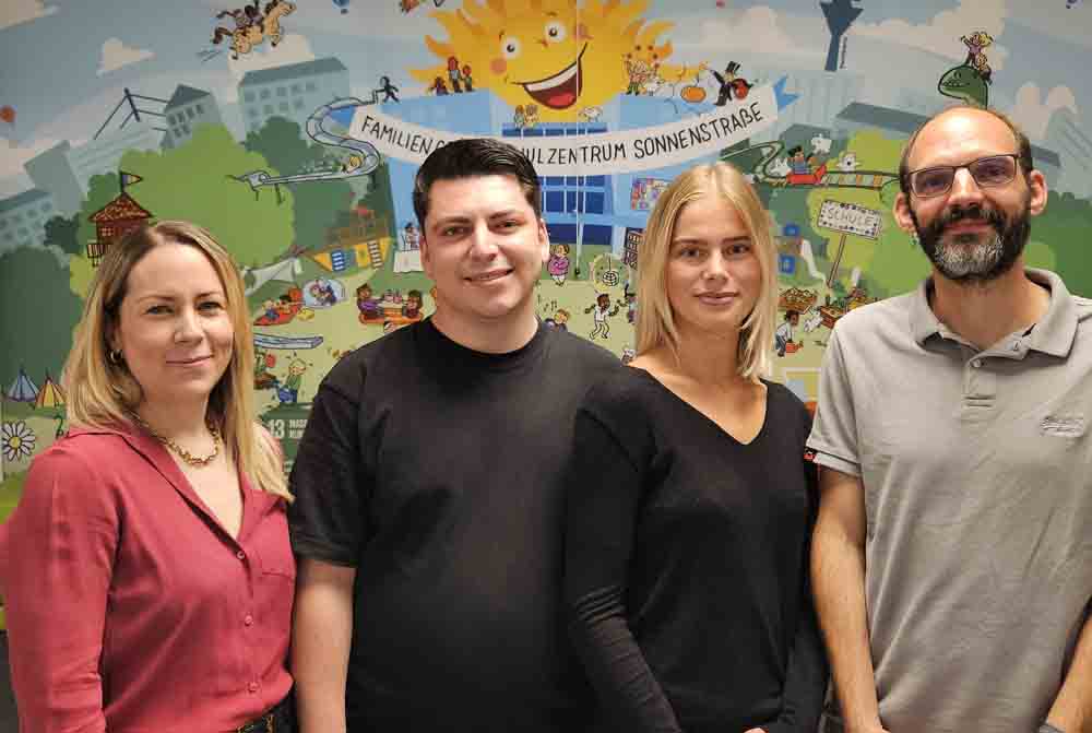 Sarah Gusovius, Abteilungsleiterin für Teilhabe und Inklusion im Amt für Soziales und Jugend, Inklusionshelfende Martin Gerblich und Hannah Weinert sowie Schulleiter und Projektpartner Kornelius Knettel