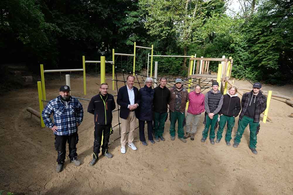 Oberbürgermeister Dr. Stephan Keller eröffnete den neu gestalteten Spielplatz an der Heiligenhauser Straße in Hassels gemeinsam mit den Auszubildenden des Gartenamtes