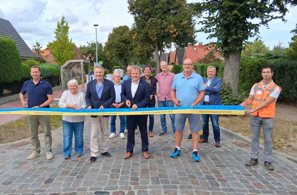Oberbürgermeister Rico Badenschier und Verkehrsdezernent Bernd Nottebaum bei der Freigabe der Straße