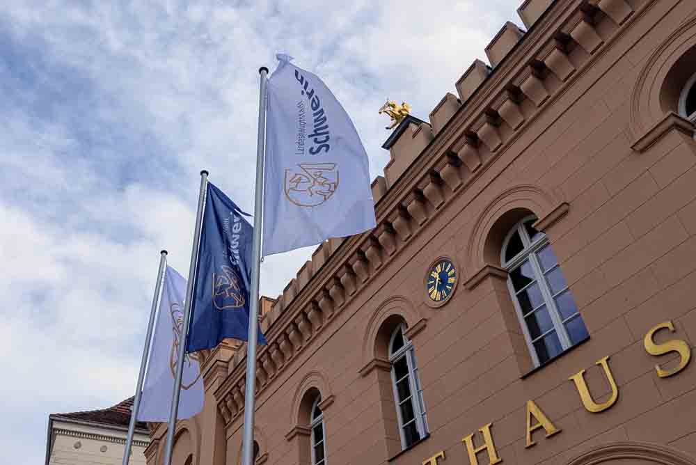 Stadtfahnen vor dem Rathaus