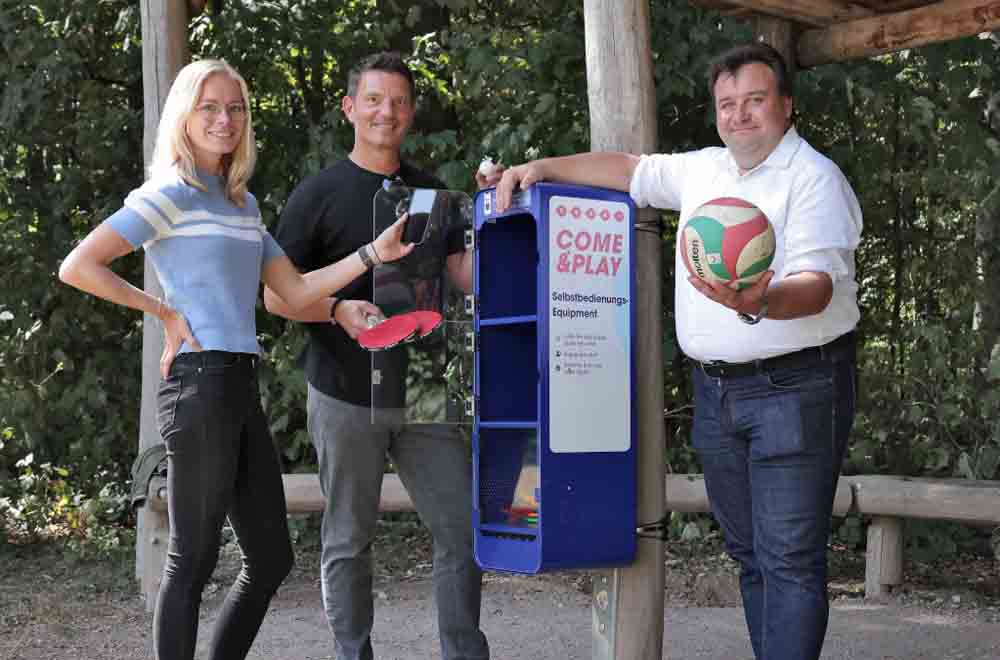 Julia Spelberg vom Fachbereich Sport und Sportförderung, Fachbereichsleiter Oliver Klostermann und Sportdezernent Markus Schön