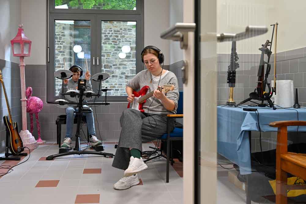 Musikschüler Quinn und Digitalmanagerin Katharina Majorek