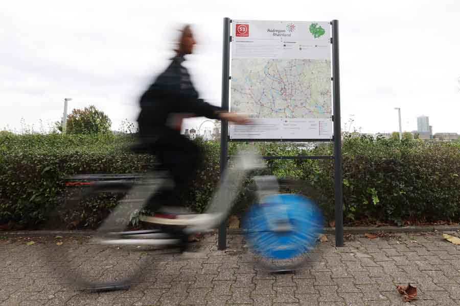 Radfahrer vor Übersichtskarte