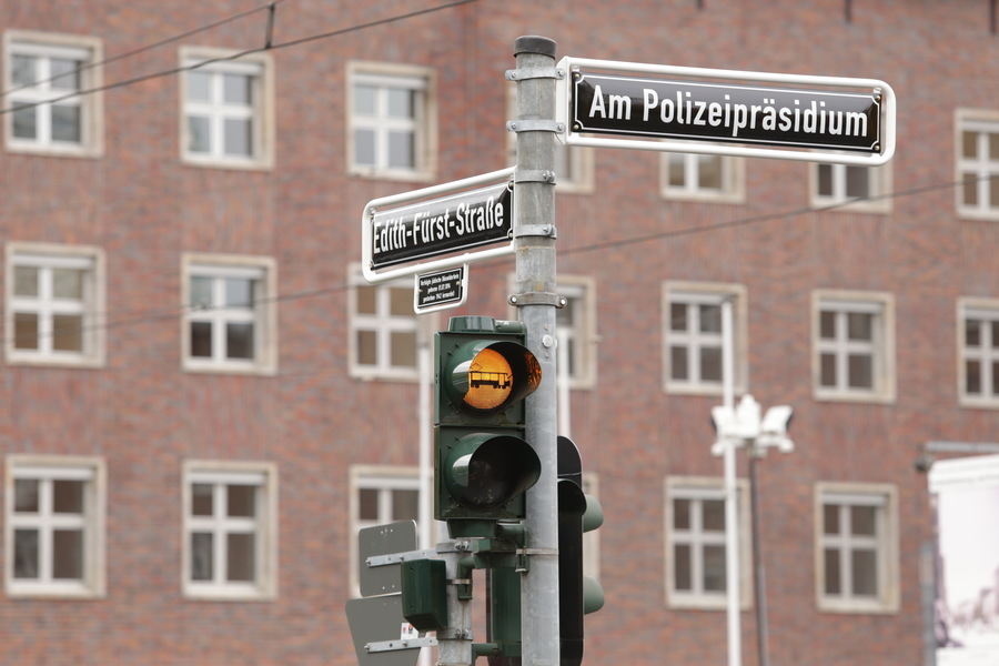 Straßenschilder "Am Polizeipräsidium" und "Edith-Fürst-Straße"