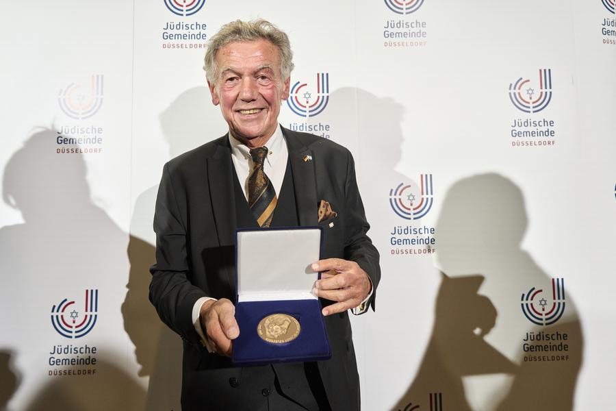 Wolfgang Rolshoven mit Josef-Neuberger-Medaille