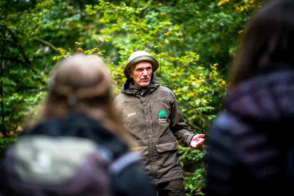 Herbert Rose bei einer Führung