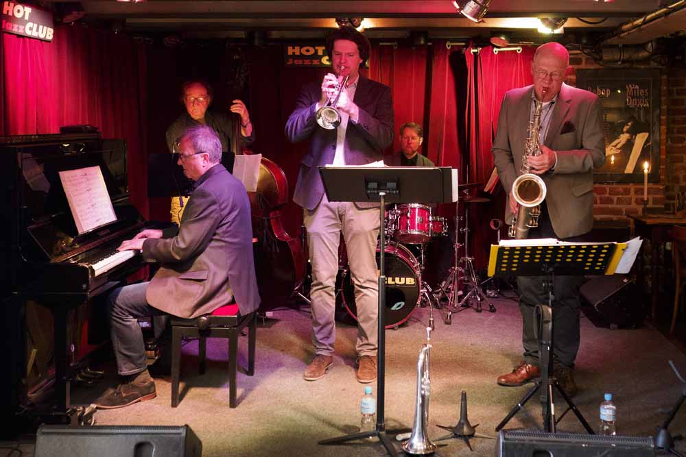 „Hardbop Corporation" bei einem Konzert