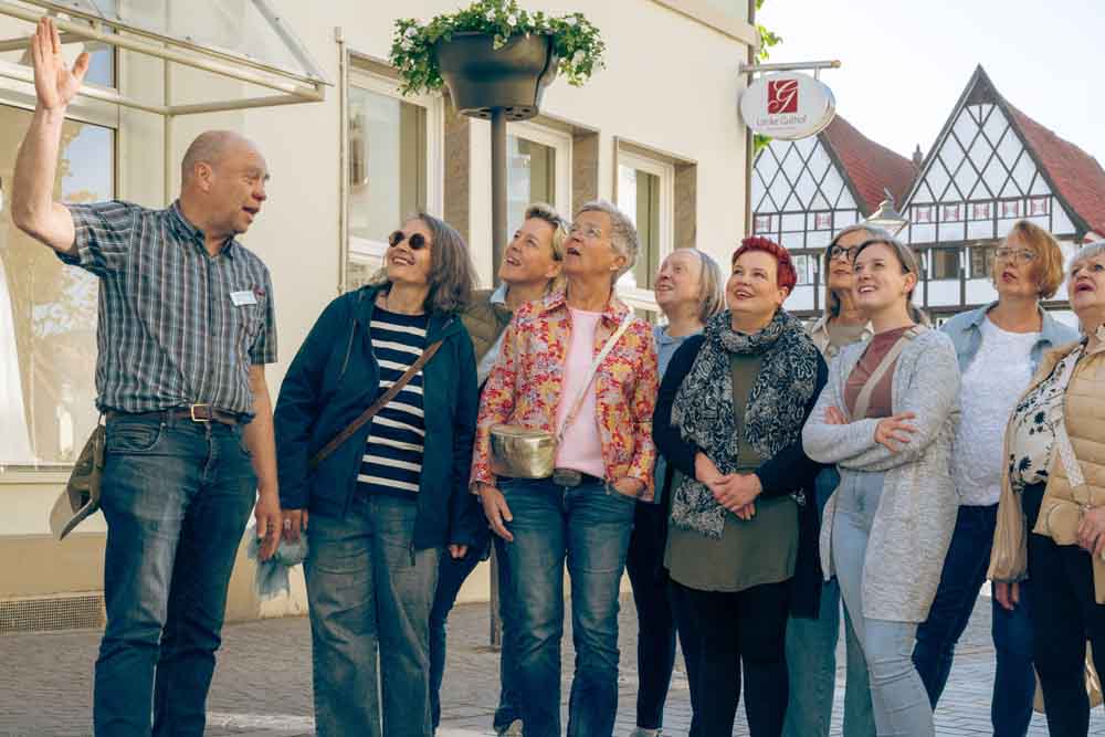 Menschen bei einer Führung