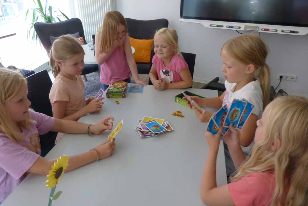 Mädchen spielen ein Kartenspiel