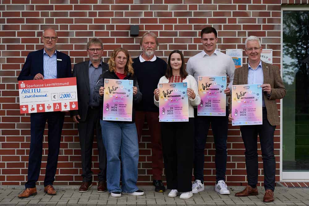 Ralf Theile, Sparkasse Leer Wittmund; Wilhelm Timmer (Titus), 1. Vorsitzender TV Bunde e. V.; Carina Severiens, Abteilungsleiterin Turnabteilung/ Organisatorin und Trainerteam AKEITU; Rolf Boehnke (Pinny), Organisator und Trainerteam AKEITU; Imke Barth, Ems-Dollart-Region; Christoph Buse, Ostfriesische Brandkasse Bunde, und Landrat Matthias Groote, Schirmherr des Projektes