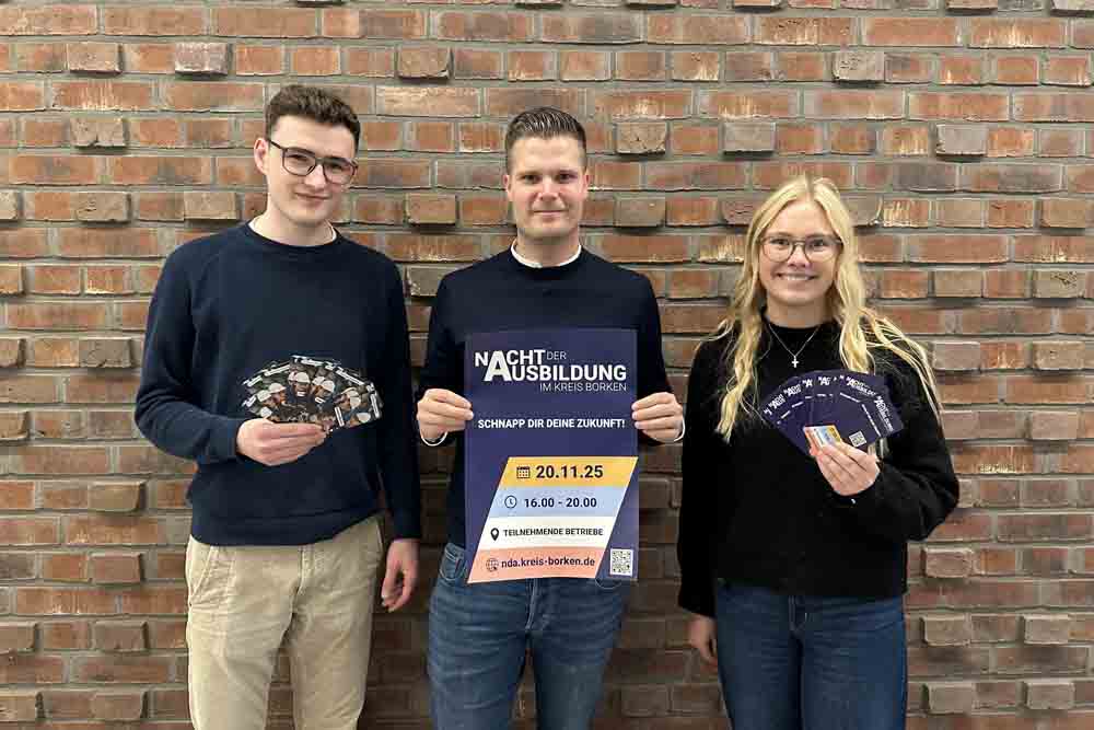 Auszubildender Lennart Icking, Ausbildungsleiter René Papendick und Auszubildende Marlene Birke