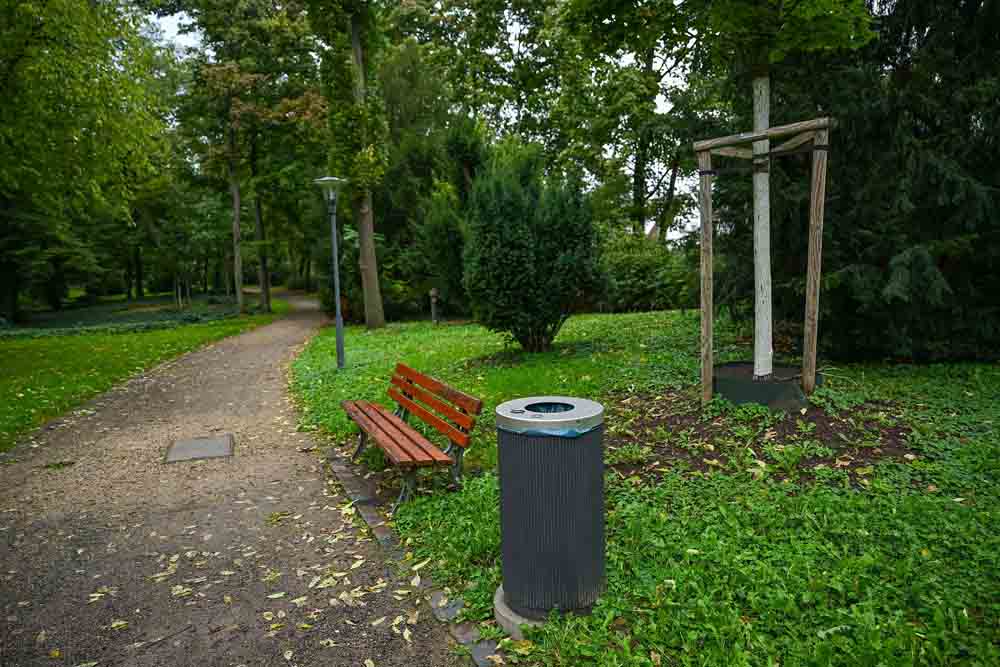 Neue Abfallbehälter im Hanauer Schlossgarten und am Schloss Philippsruhe