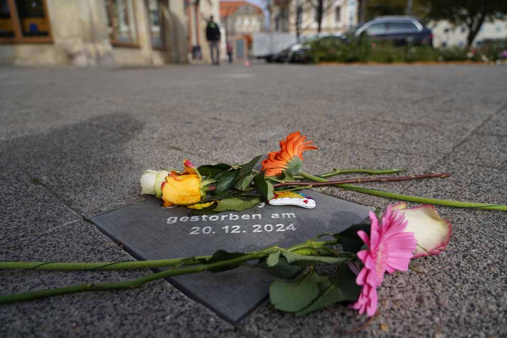 Gedenkplatte in der Hartstraße mit niedergelegten Blumen